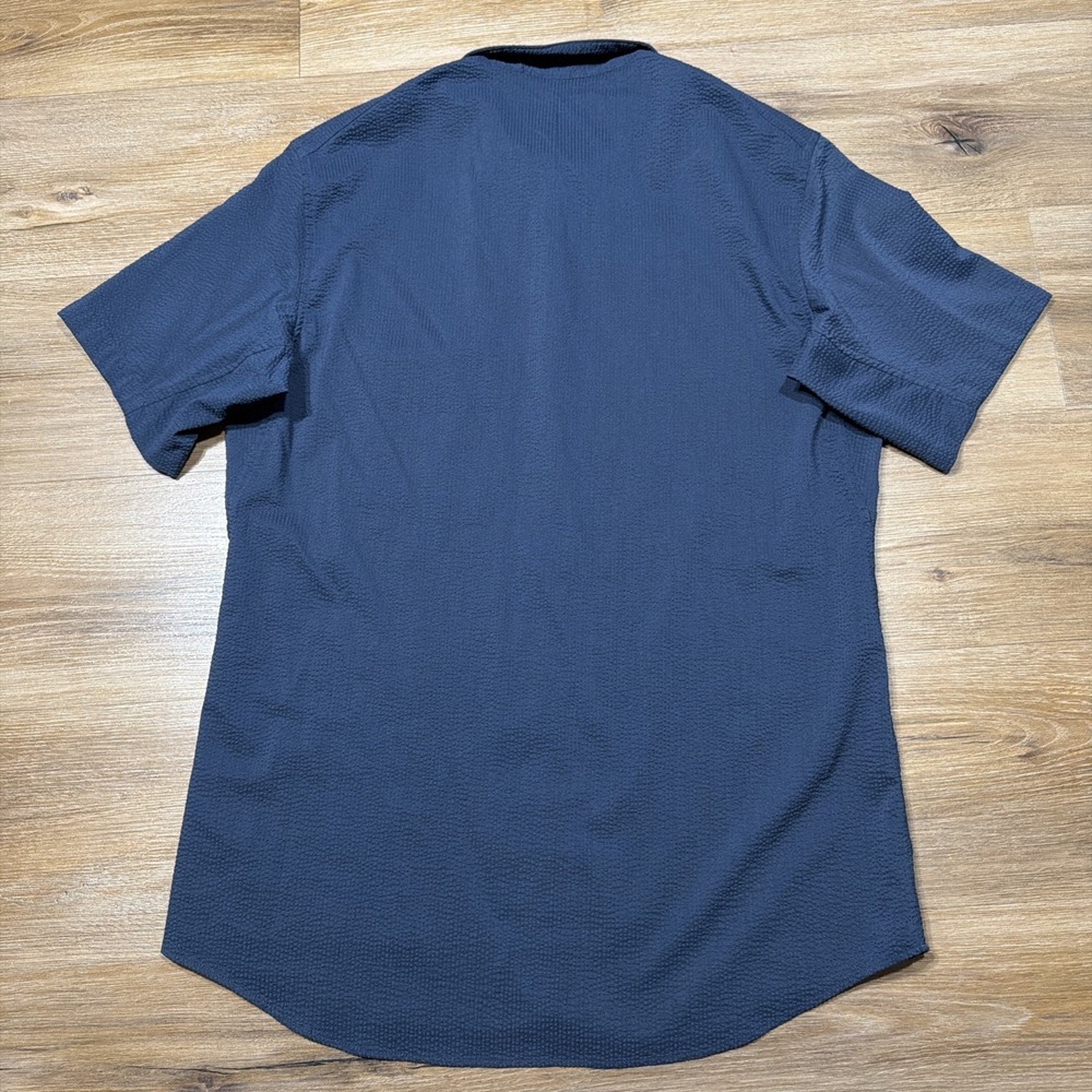 Lululemon Seersucker Shirt Mens MEDIUM Navy Blue Short Sleeve Performance Preppy - Picture 8 of 8